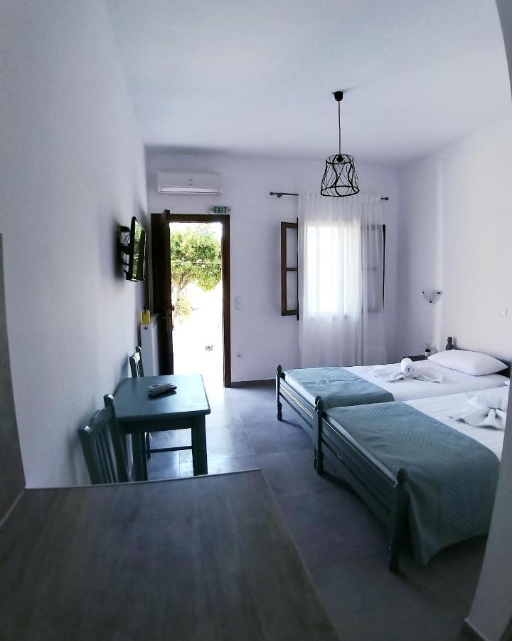 Mavrikou Helen Apartments Скирос Екстериор снимка