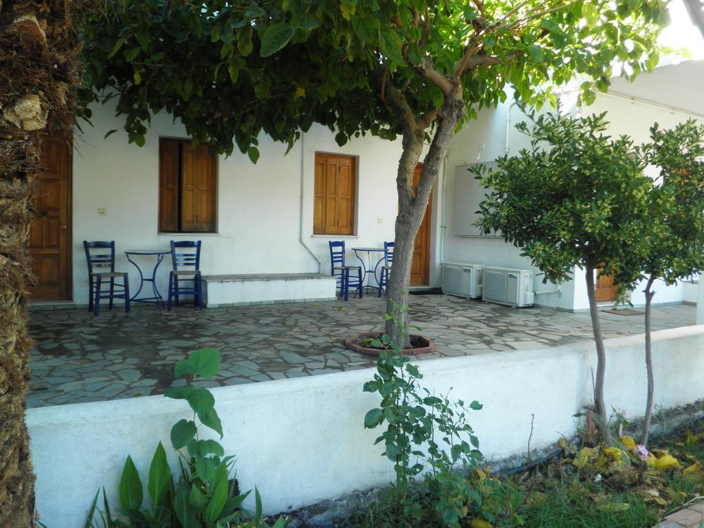 Mavrikou Helen Apartments Скирос Стая снимка